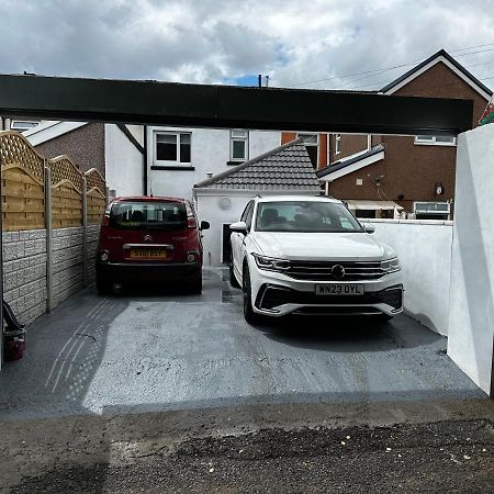Clare Street - 3 Bedroom House With Private Parking 머티르티드필 외부 사진