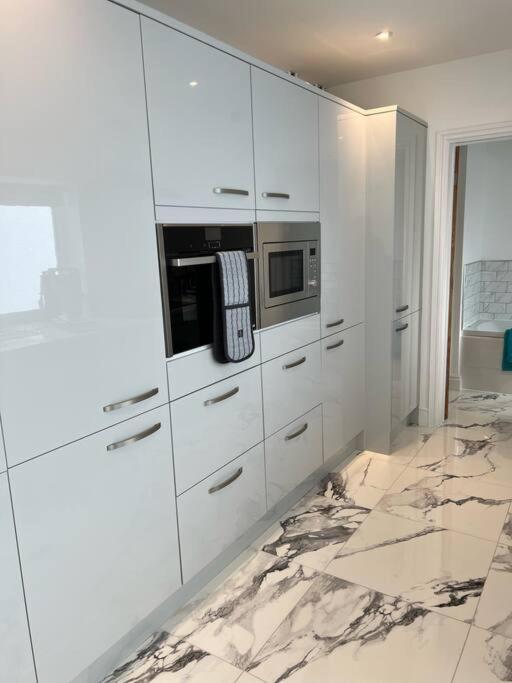 Clare Street - 3 Bedroom House With Private Parking 머티르티드필 외부 사진