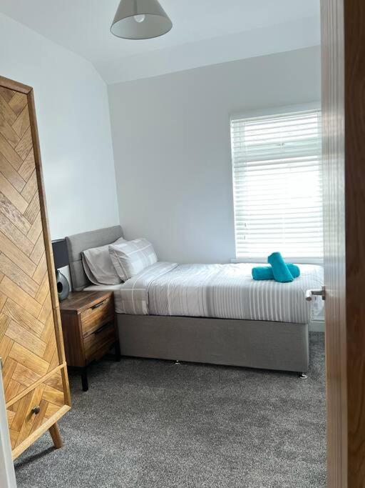 Clare Street - 3 Bedroom House With Private Parking 머티르티드필 외부 사진