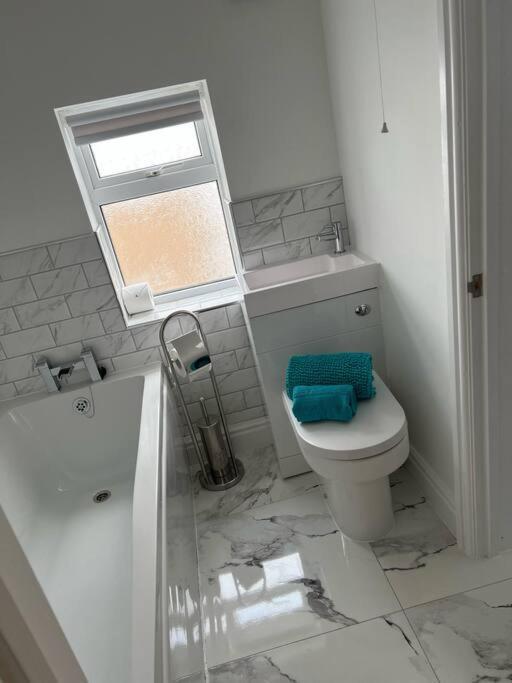 Clare Street - 3 Bedroom House With Private Parking 머티르티드필 외부 사진